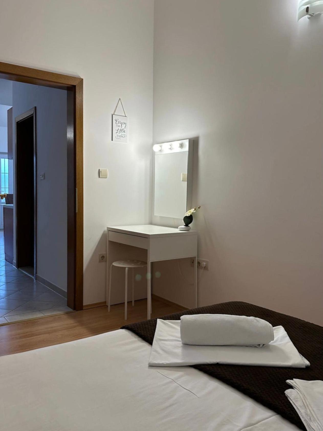 Apartmani Samec Novalja Ngoại thất bức ảnh