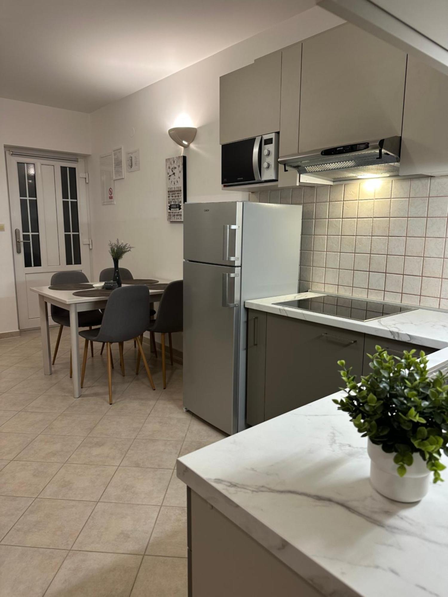 Apartmani Samec Novalja Ngoại thất bức ảnh